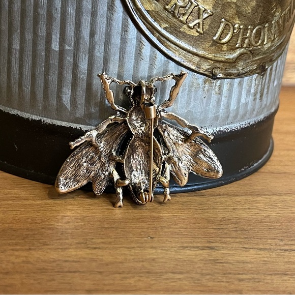 Exquisite Vintage-Style Rhinestone Honey Bee Brooch – Gold-Tone Crystal Insect - Picture 6 of 7